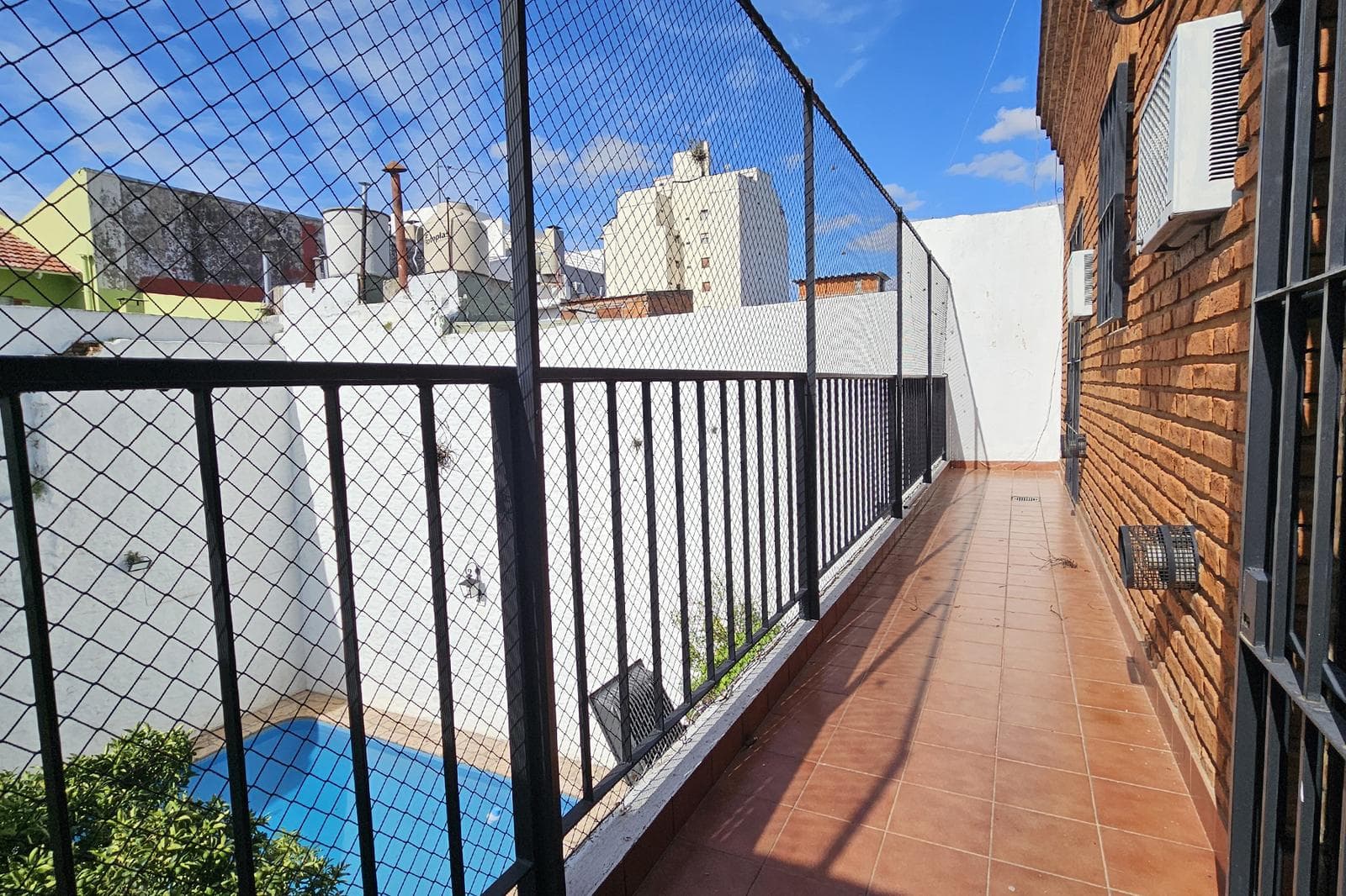 House for Sale: 5 Rooms, Pool, Park, Garage, Flores