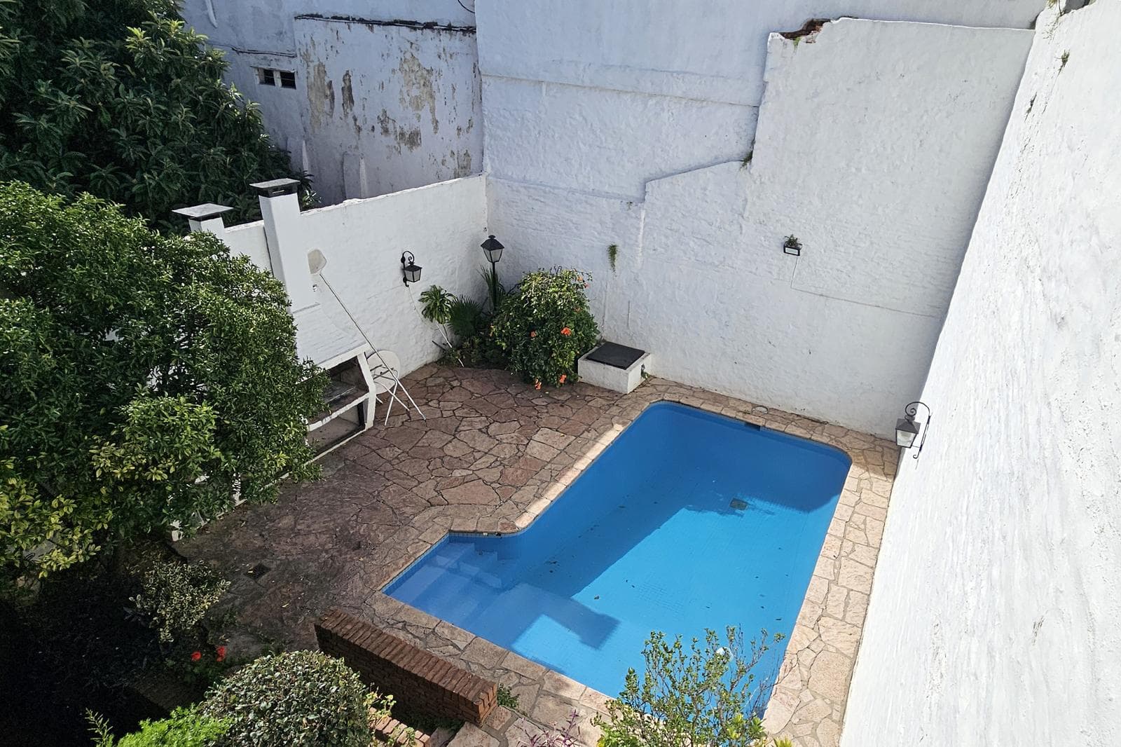 House for Sale: 5 Rooms, Pool, Park, Garage, Flores
