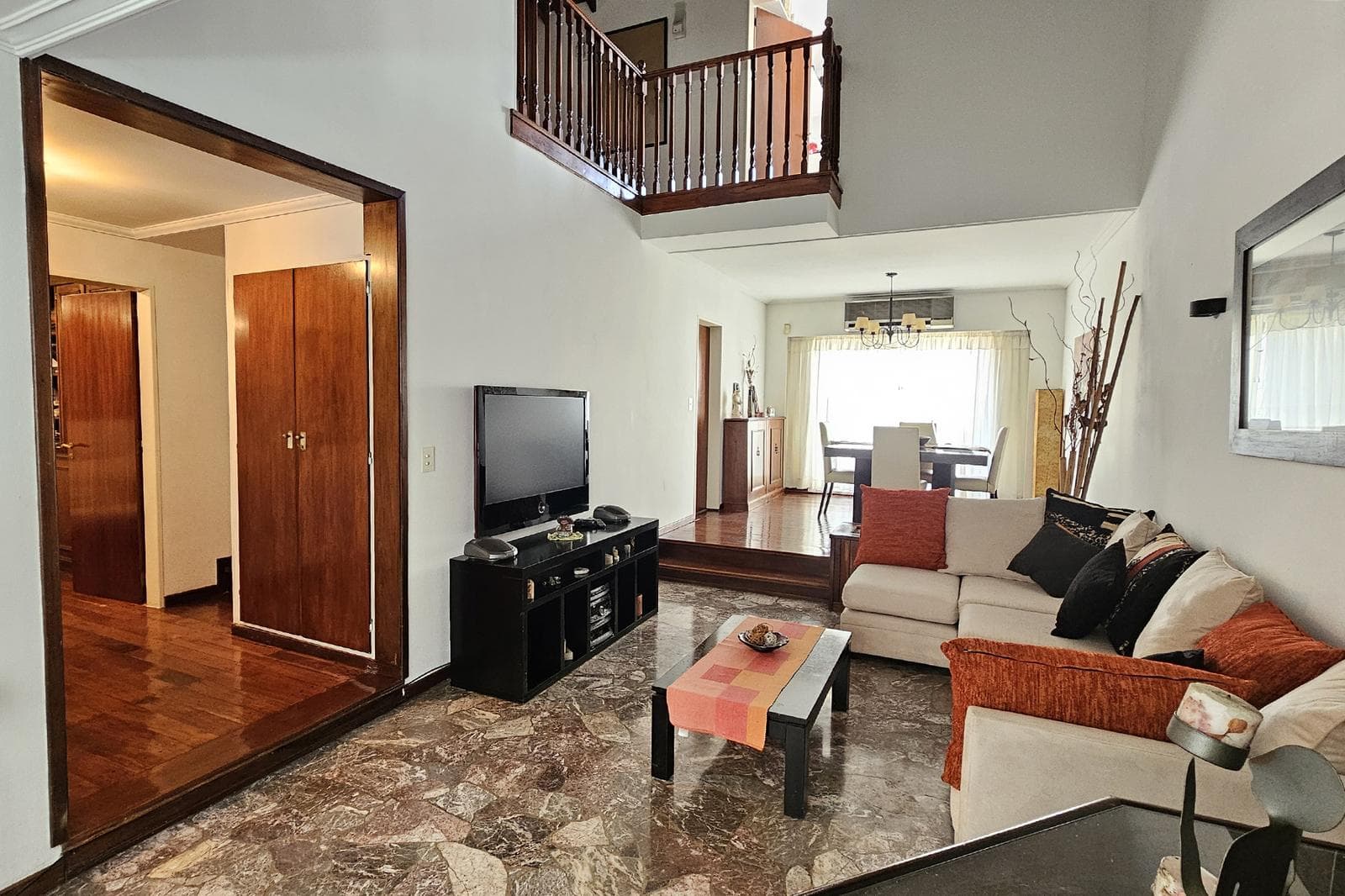House for Sale: 5 Rooms, Pool, Park, Garage, Flores