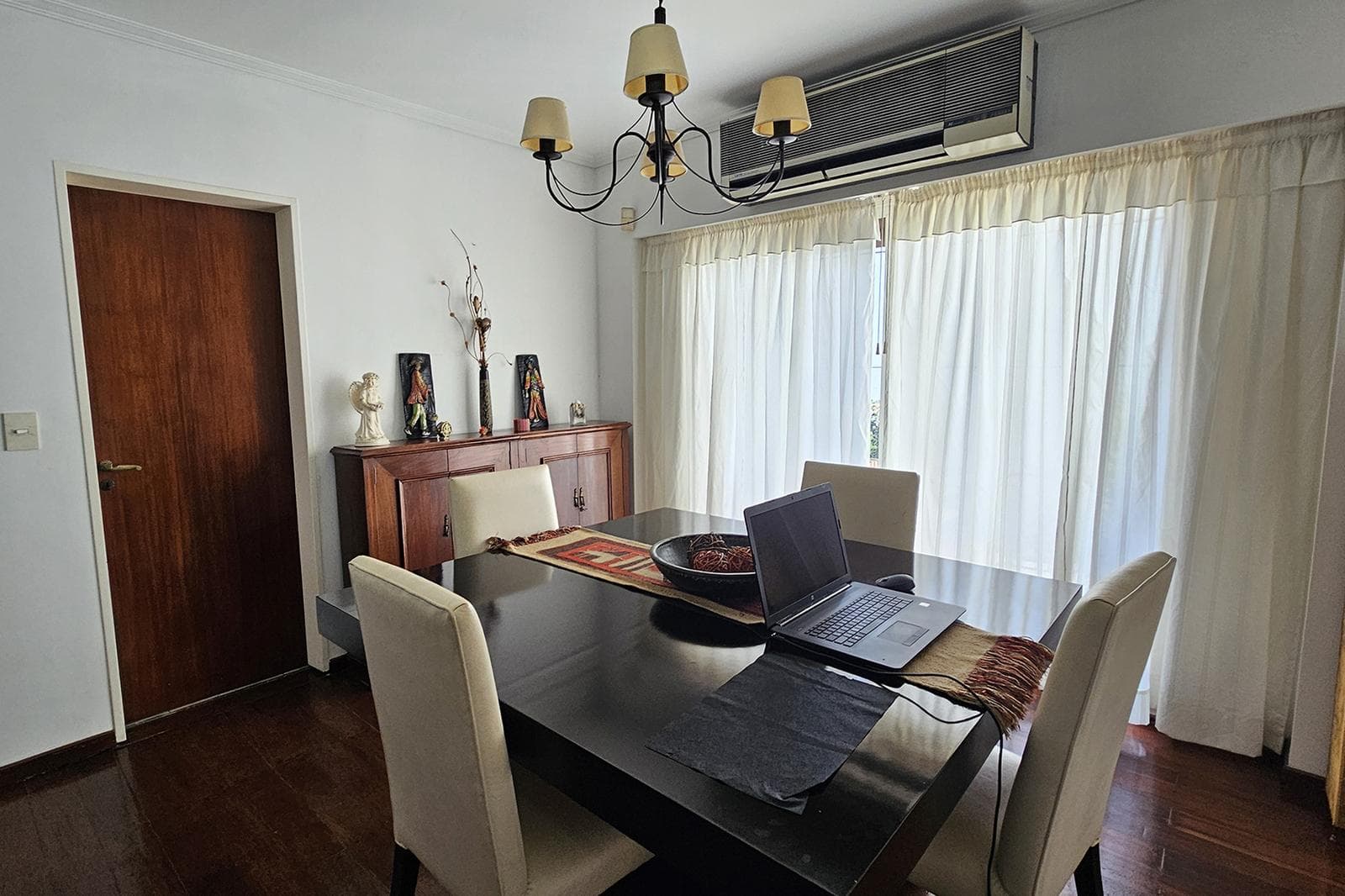 House for Sale: 5 Rooms, Pool, Park, Garage, Flores