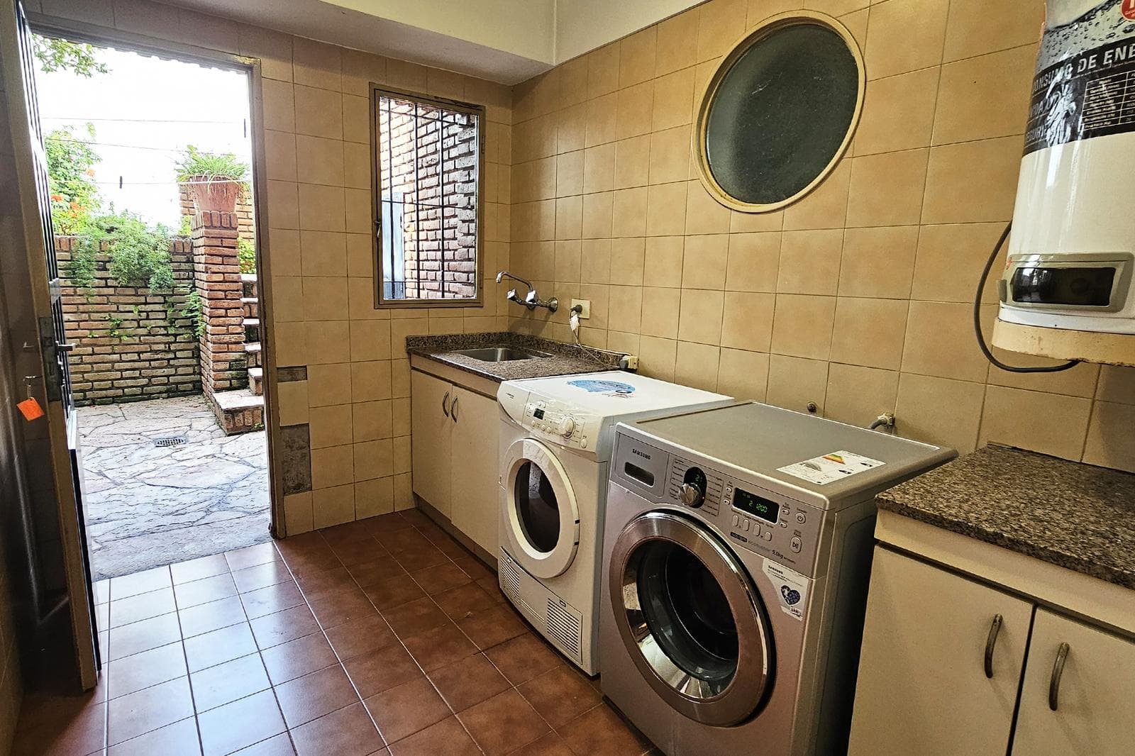 House for Sale: 5 Rooms, Pool, Park, Garage, Flores