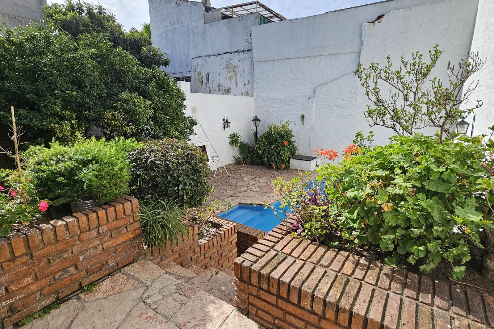 House for Sale: 5 Rooms, Pool, Park, Garage, Flores