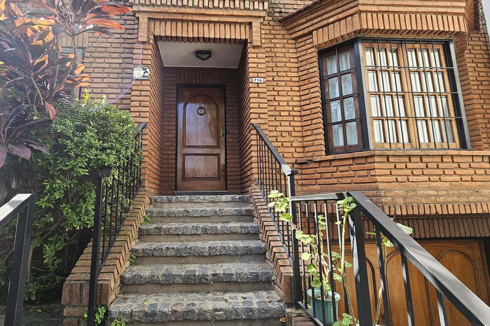 House for Sale: 5 Rooms, Pool, Park, Garage, Flores