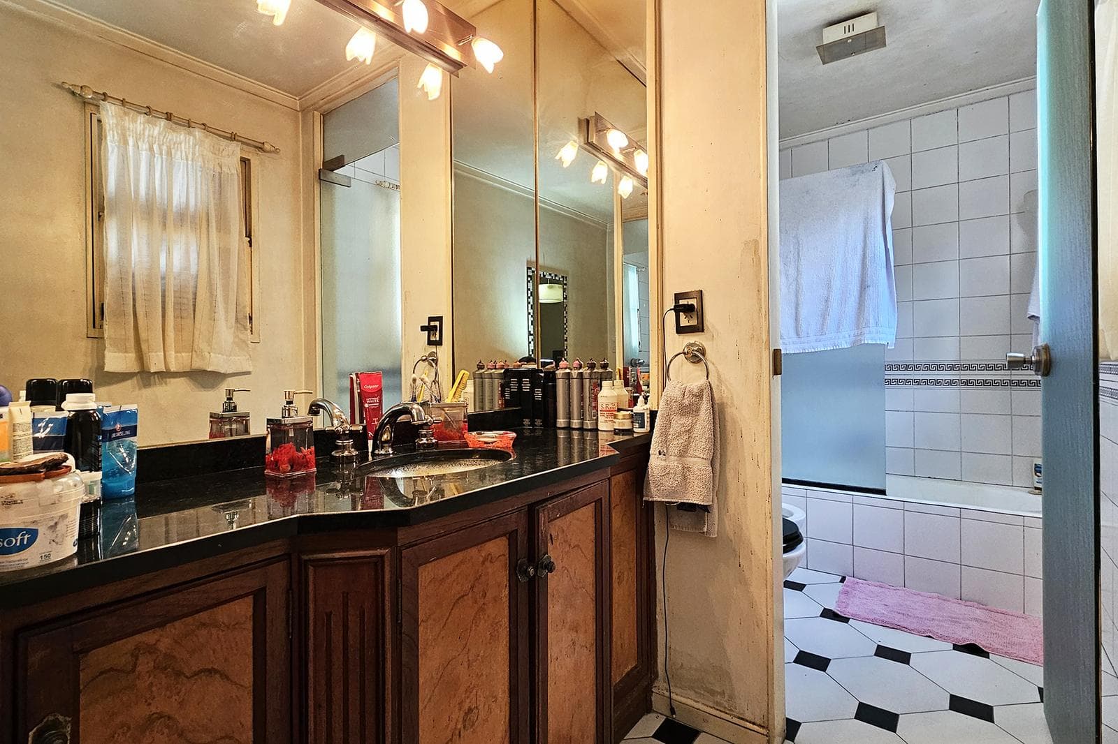 House for Sale: 5 Rooms, Pool, Park, Garage, Flores