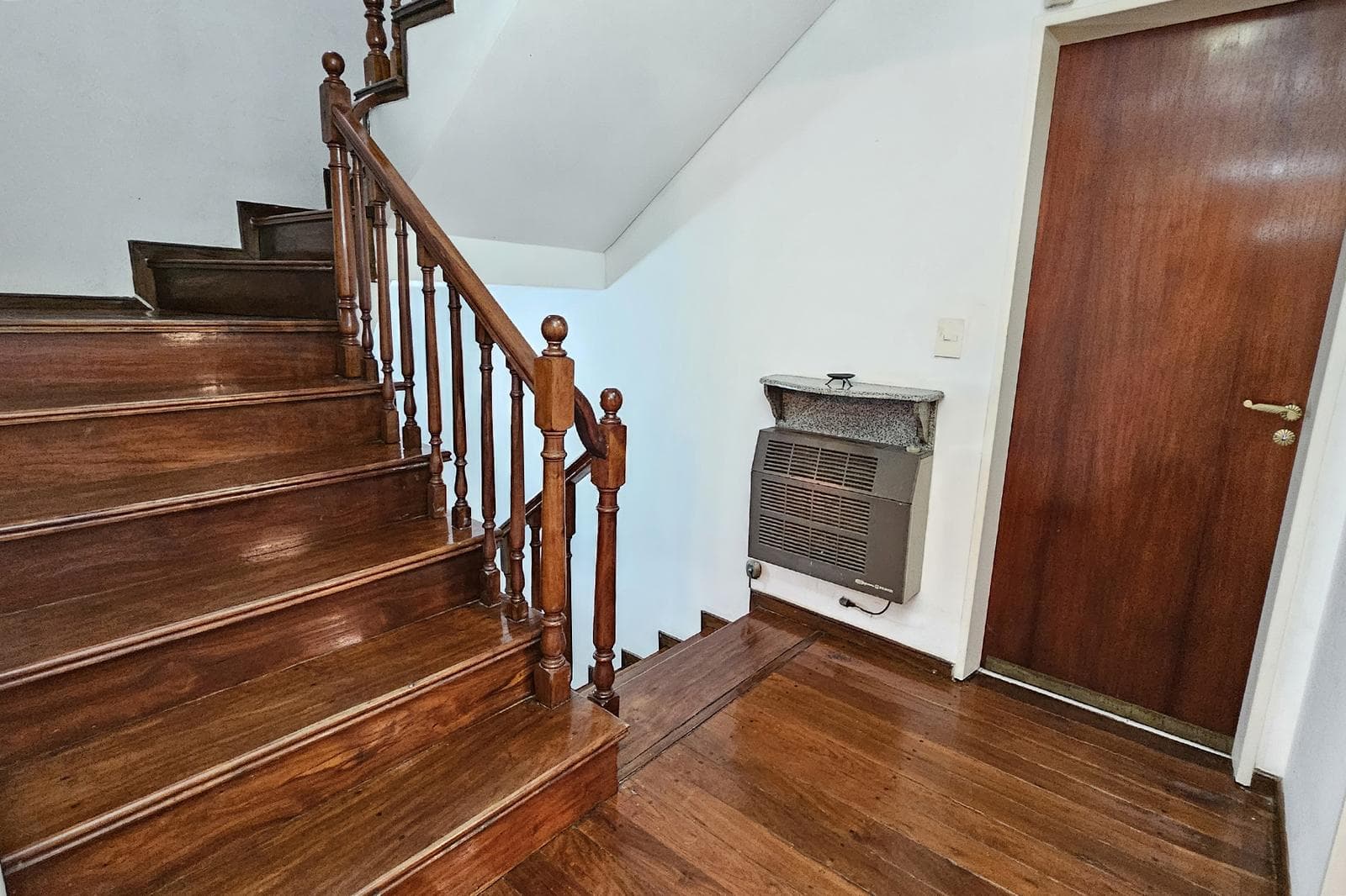 House for Sale: 5 Rooms, Pool, Park, Garage, Flores