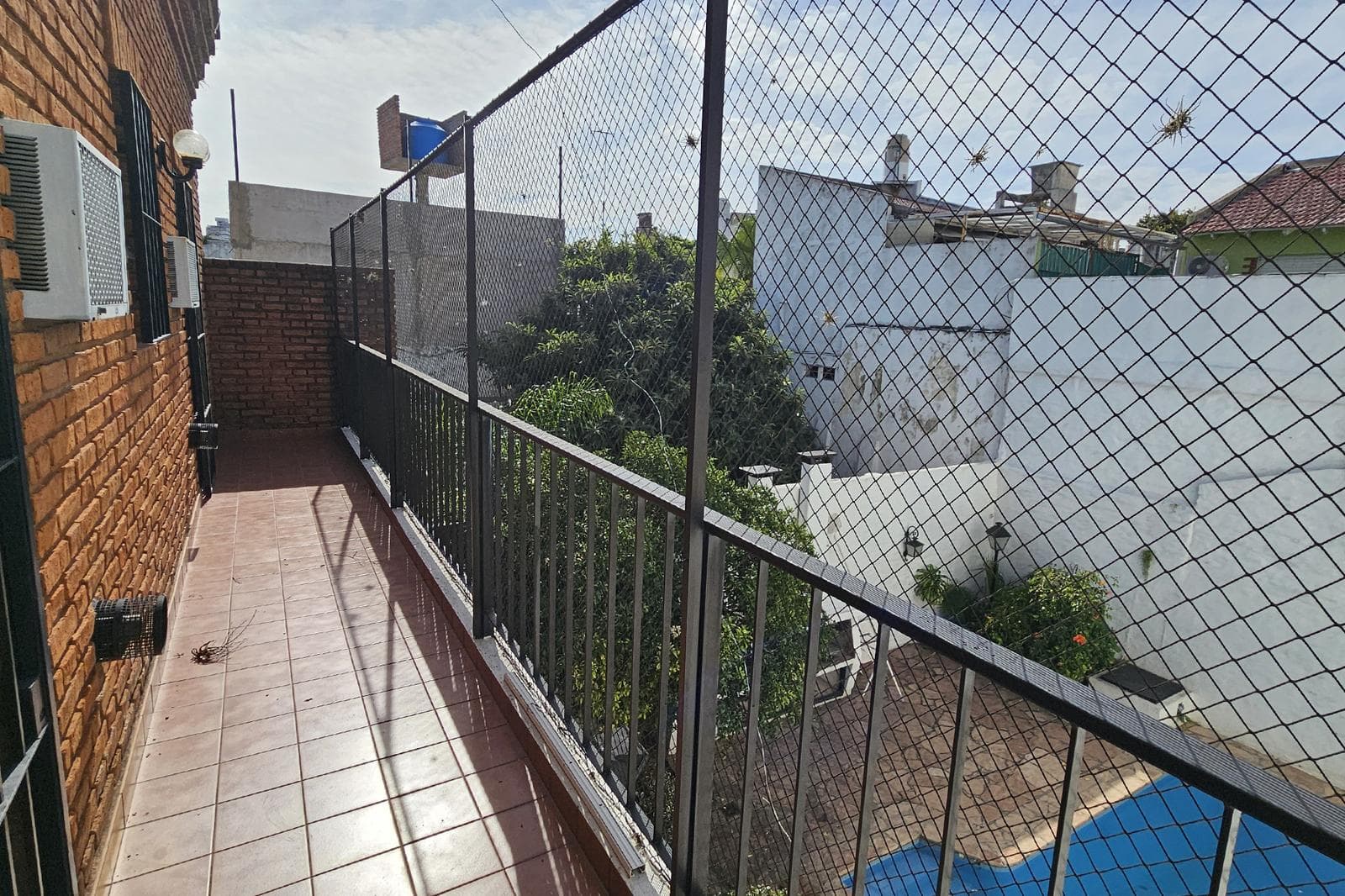 House for Sale: 5 Rooms, Pool, Park, Garage, Flores