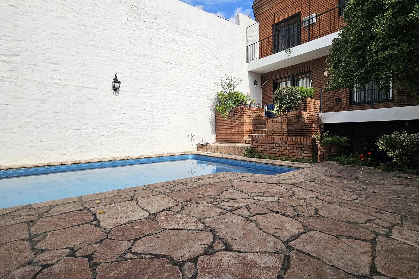 House for Sale: 5 Rooms, Pool, Park, Garage, Flores