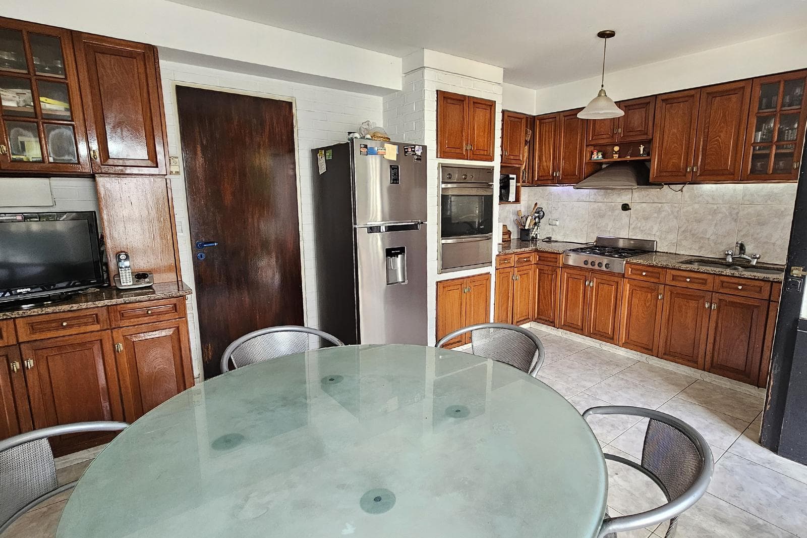 6-Room House for Sale with Pool in Flores