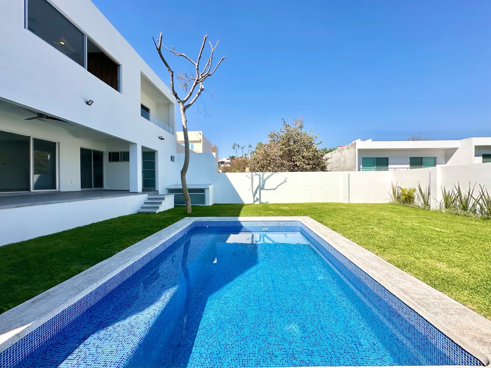 Brand-new 5-bedroom home with a pool and garden south of Cuernavaca