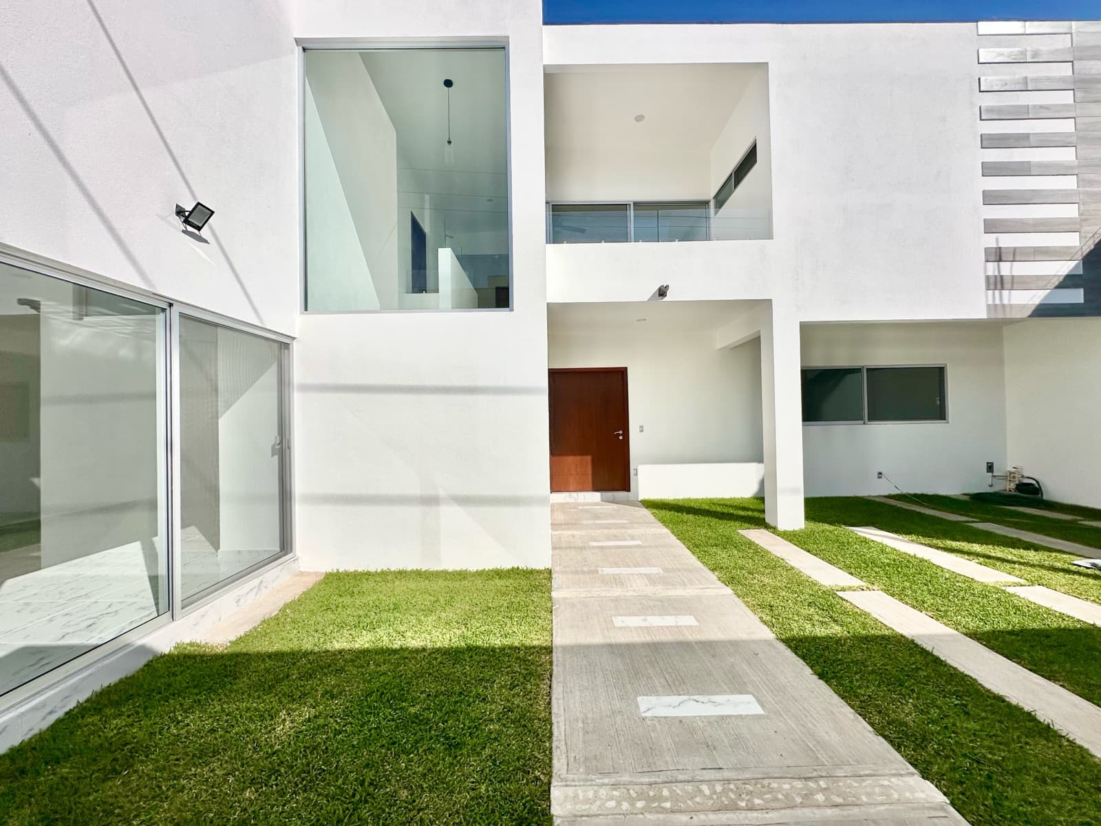 Brand-new 5-bedroom home with a pool and garden south of Cuernavaca