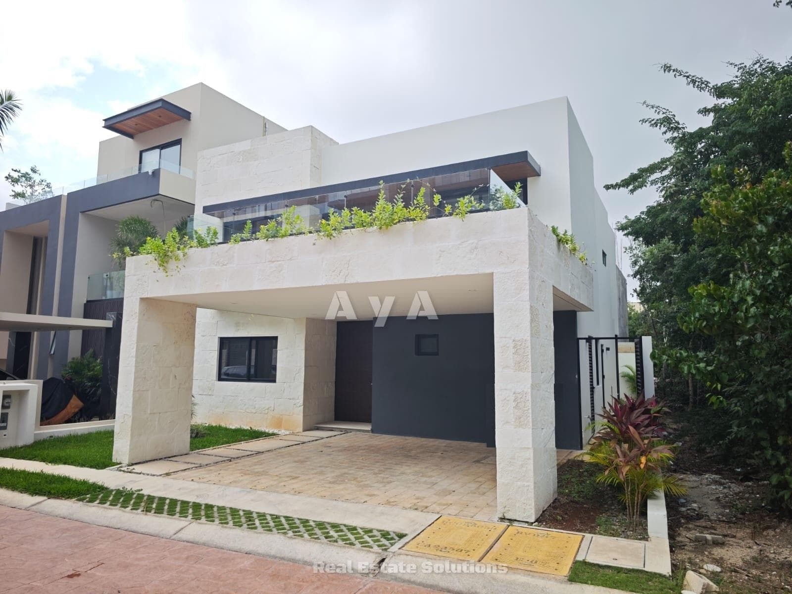 House for Sale, 4 Bedrooms, NEW DOUBLE-HEIGHT CEILINGS, Pool, Via Cumbres, Av. Huayacán, Cancún