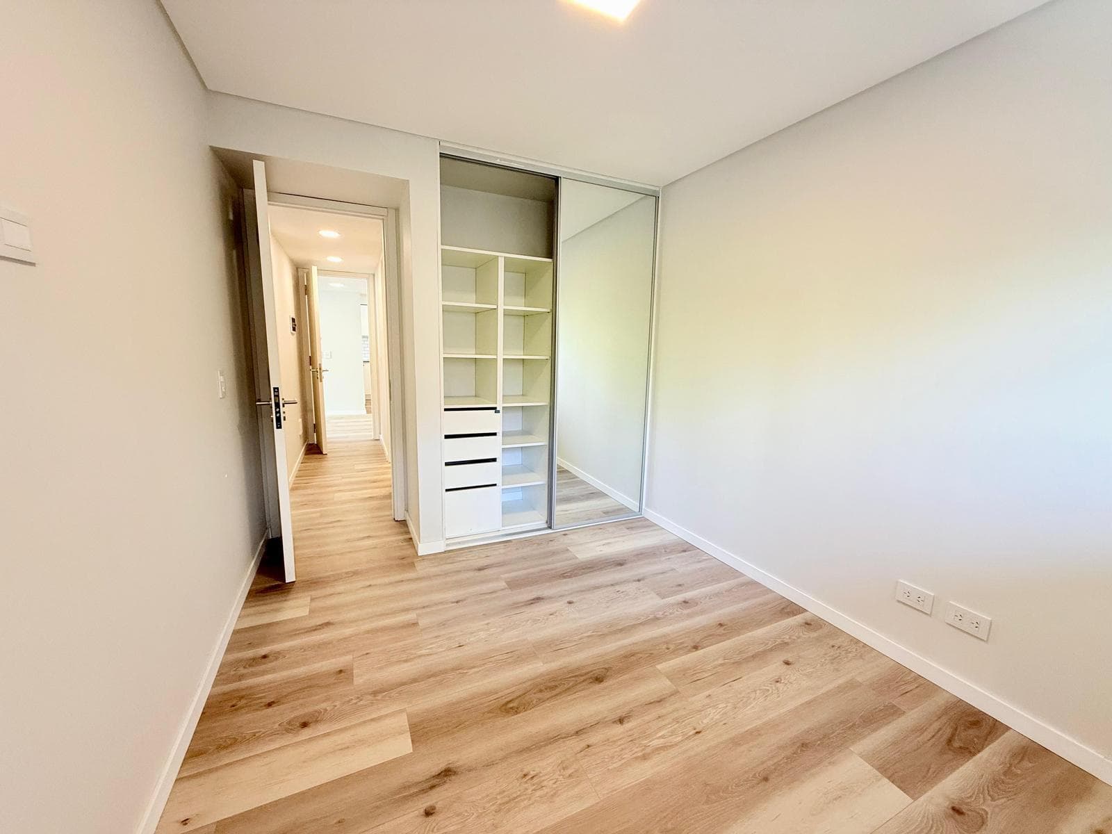 Depto de 3 Dormitorios con balcón aterrazado y parrillero exclusivo. Zona Rio, Rosario.
