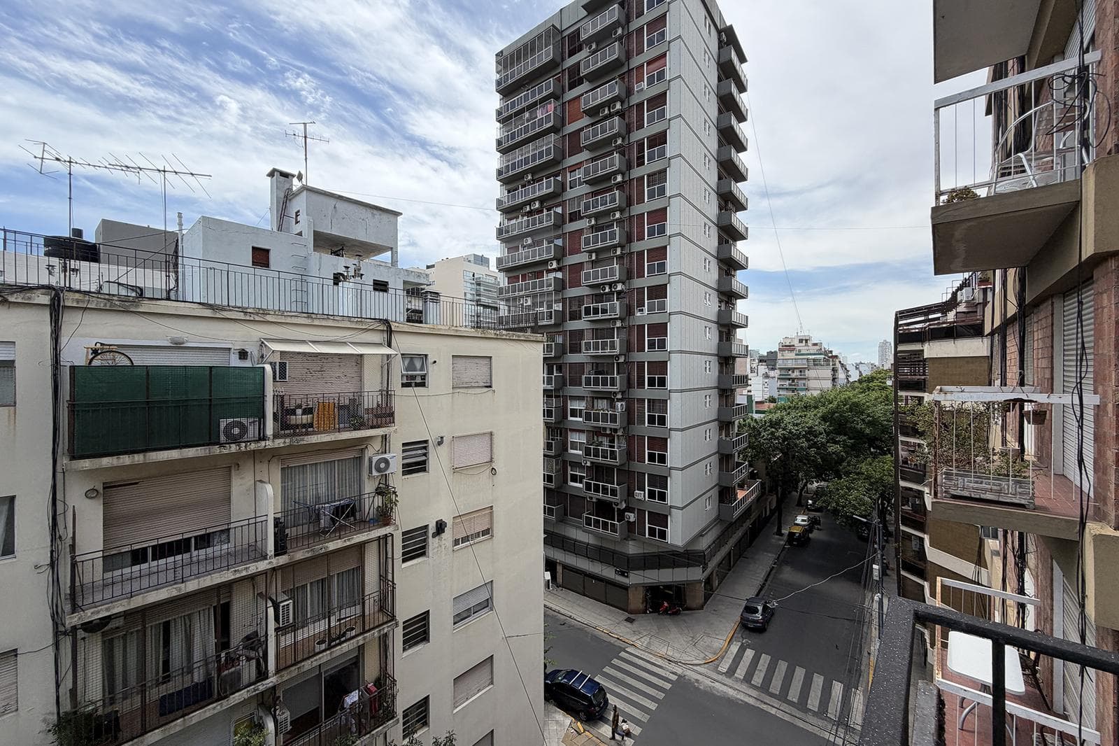 3-ROOM APARTMENT FOR SALE IN THE FLORES AREA.