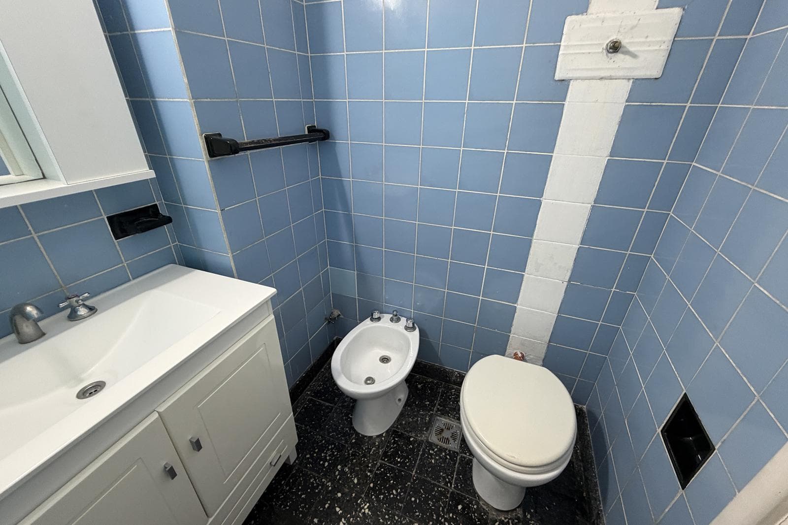 3-ROOM APARTMENT FOR SALE IN THE FLORES AREA.