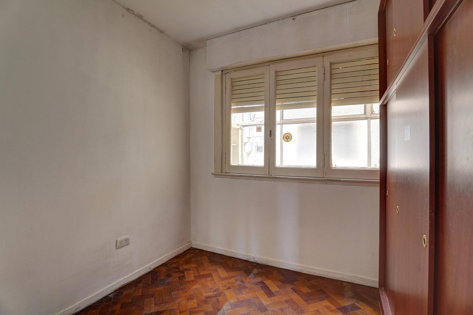 3-ROOM APARTMENT FOR SALE IN THE FLORES AREA.