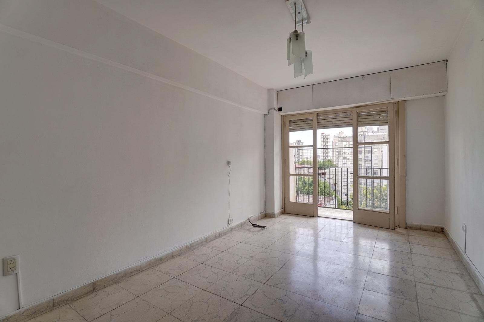 3-ROOM APARTMENT FOR SALE IN THE FLORES AREA.