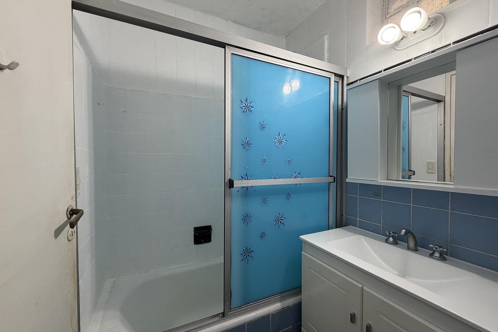 3-ROOM APARTMENT FOR SALE IN THE FLORES AREA.