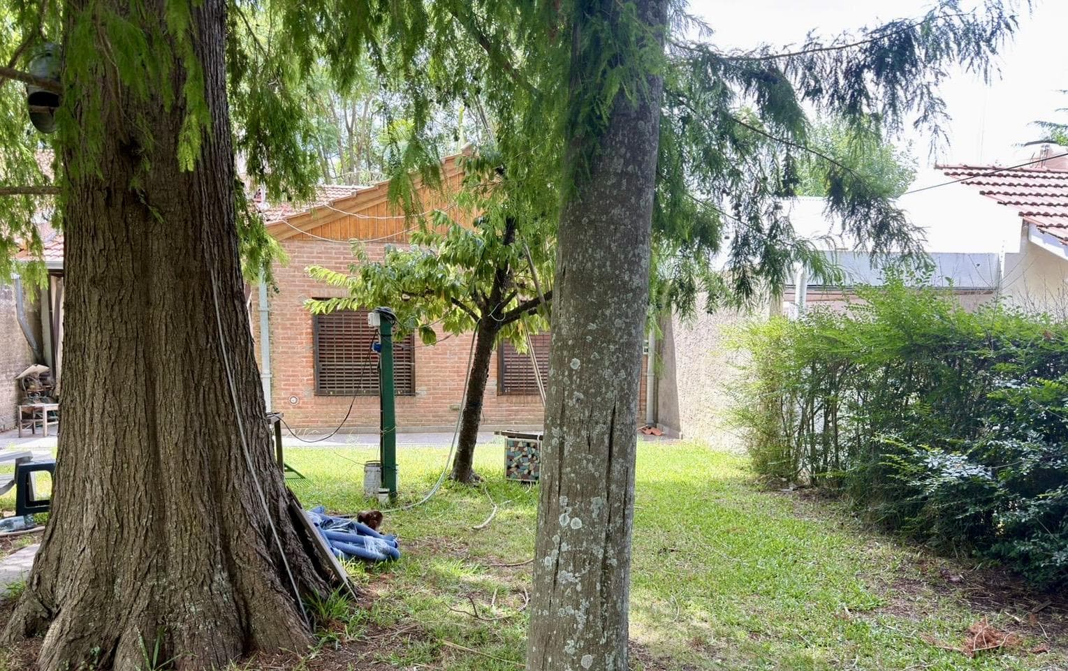 HOUSE FOR SALE IN CITY BELL, between Caminos 19 and 477. BANK FINANCING AVAILABLE. WILL CONSIDER EXCHANGE FOR AN APARTMENT.