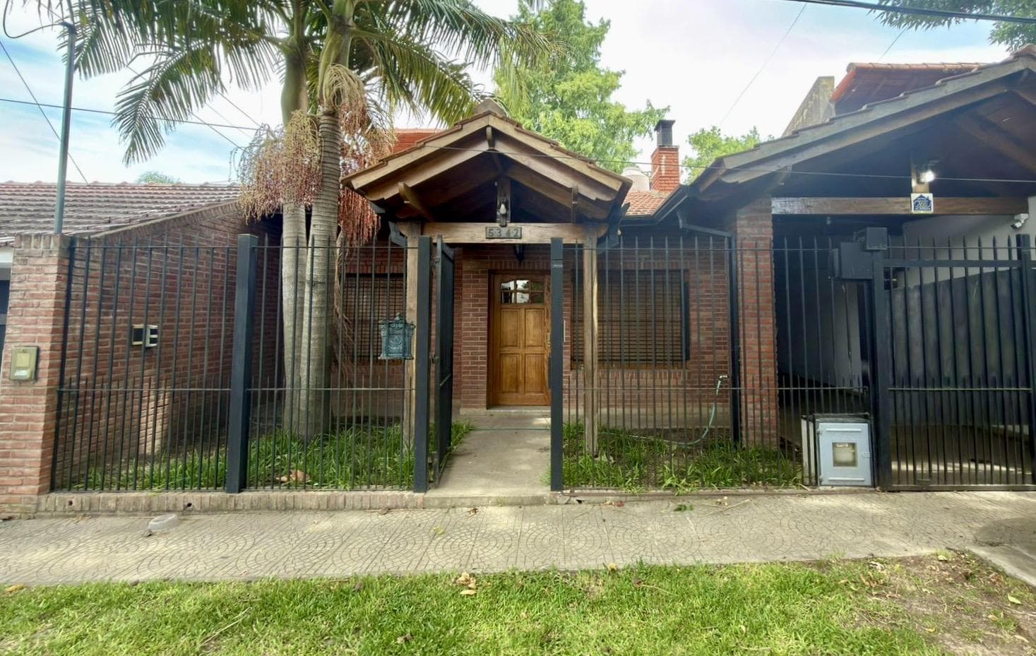 HOUSE FOR SALE IN CITY BELL, between Caminos 19 and 477. BANK FINANCING AVAILABLE. WILL CONSIDER EXCHANGE FOR AN APARTMENT.