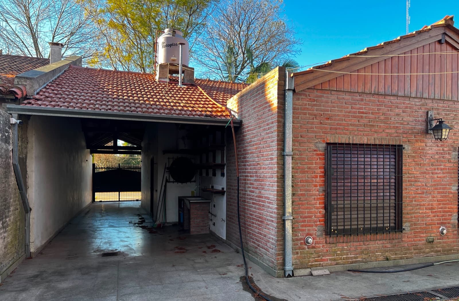 HOUSE FOR SALE IN CITY BELL, between Caminos 19 and 477. BANK FINANCING AVAILABLE. WILL CONSIDER EXCHANGE FOR AN APARTMENT.
