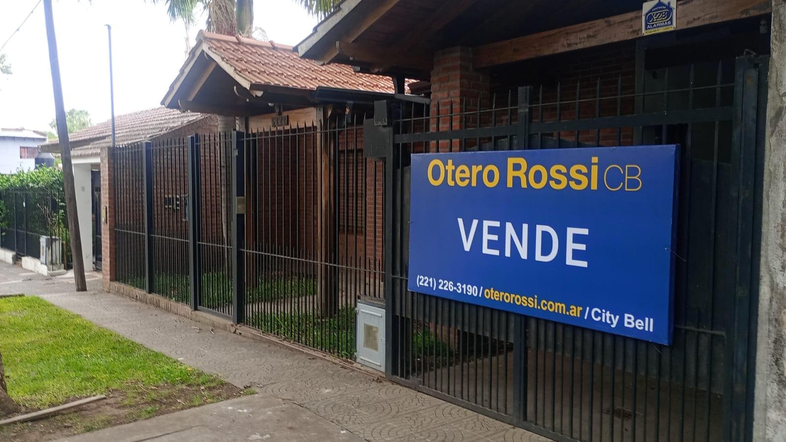 HOUSE FOR SALE IN CITY BELL, between Caminos 19 and 477. BANK FINANCING AVAILABLE. WILL CONSIDER EXCHANGE FOR AN APARTMENT.