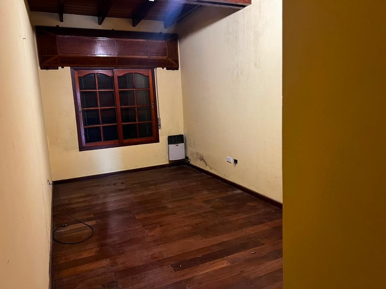 HOUSE FOR SALE IN CITY BELL, between Caminos 19 and 477. BANK FINANCING AVAILABLE. WILL CONSIDER EXCHANGE FOR AN APARTMENT.