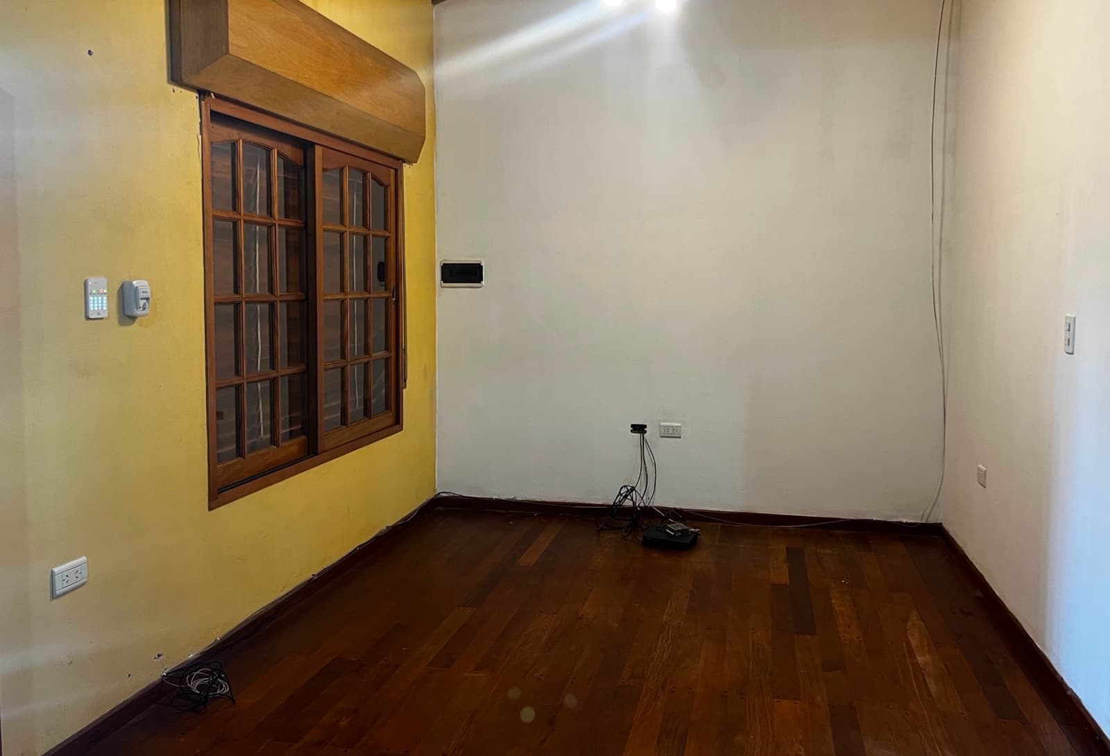 HOUSE FOR SALE IN CITY BELL, between Caminos 19 and 477. BANK FINANCING AVAILABLE. WILL CONSIDER EXCHANGE FOR AN APARTMENT.