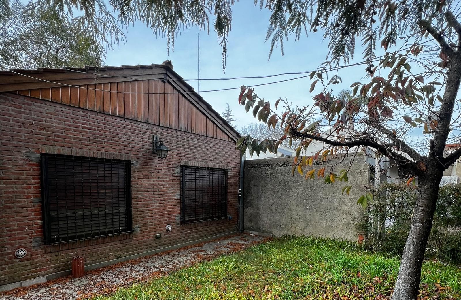 HOUSE FOR SALE IN CITY BELL, between Caminos 19 and 477. BANK FINANCING AVAILABLE. WILL CONSIDER EXCHANGE FOR AN APARTMENT.