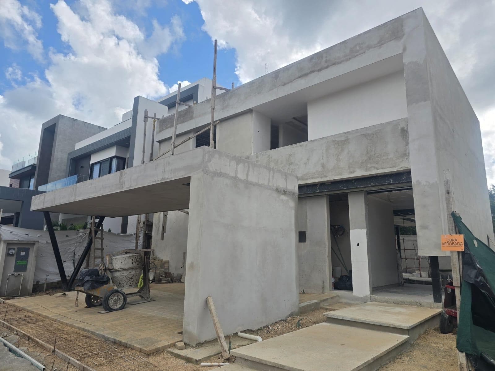 HOME FOR SALE IN CANCÚN | VÍA CUMBRES WITH AMENITIES AND 24/7 SECURITY