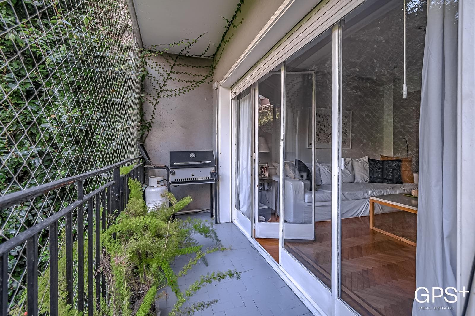IMPECABLE 5 amb - Hecho a nuevo con balcón y TOTEM en Recoleta