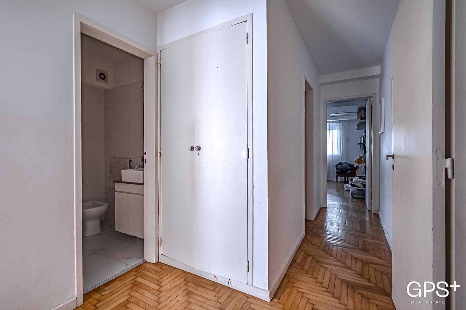 IMPECABLE 5 amb - Hecho a nuevo con balcón y TOTEM en Recoleta