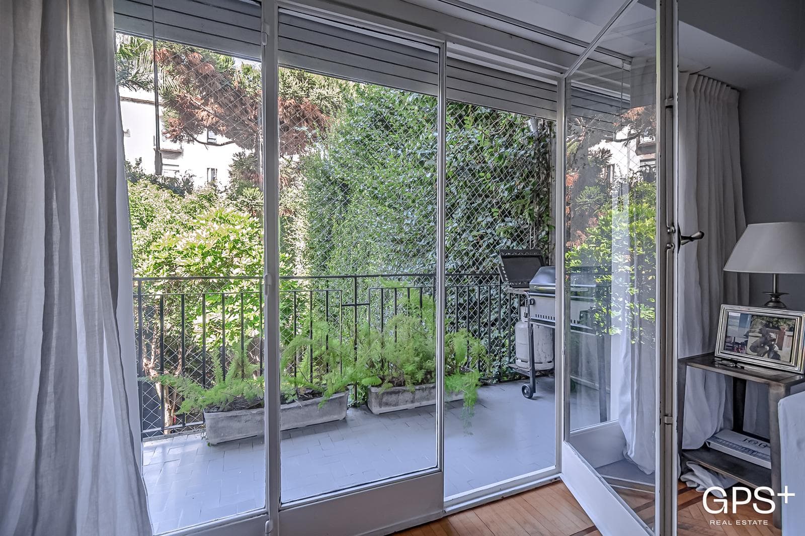 IMPECABLE 5 amb - Hecho a nuevo con balcón y TOTEM en Recoleta