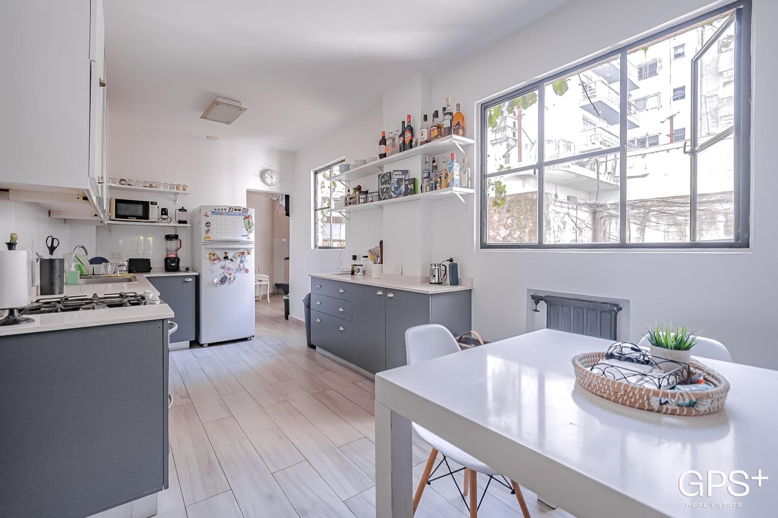IMPECABLE 5 amb - Hecho a nuevo con balcón y TOTEM en Recoleta