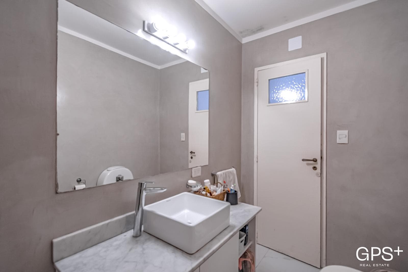 IMPECABLE 5 amb - Hecho a nuevo con balcón y TOTEM en Recoleta