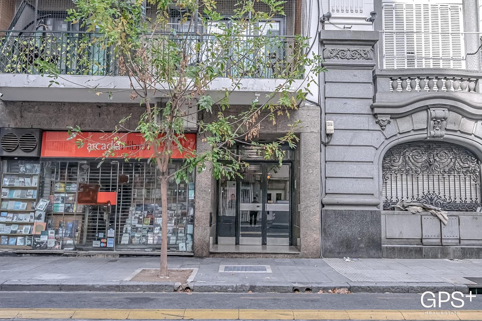 IMPECABLE 5 amb - Hecho a nuevo con balcón y TOTEM en Recoleta