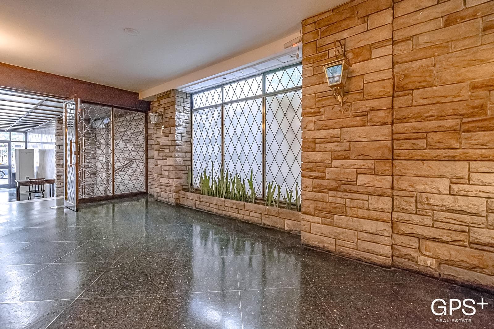 IMPECABLE 5 amb - Hecho a nuevo con balcón y TOTEM en Recoleta