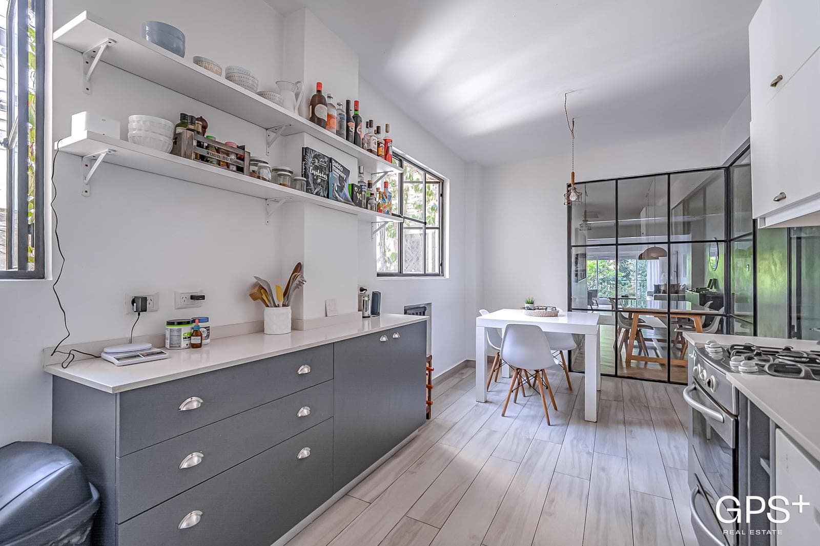 IMPECABLE 5 amb - Hecho a nuevo con balcón y TOTEM en Recoleta