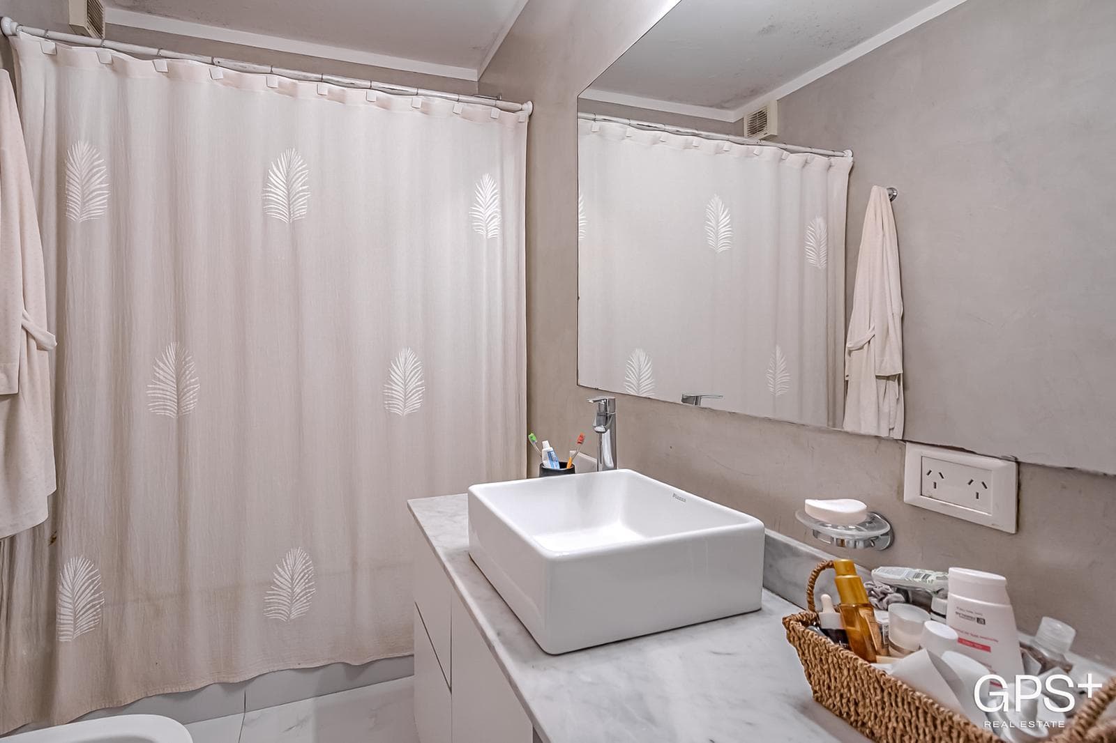 IMPECABLE 5 amb - Hecho a nuevo con balcón y TOTEM en Recoleta