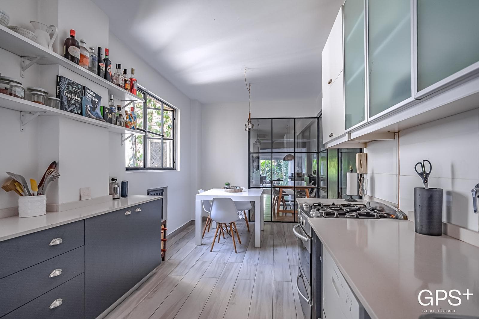 IMPECABLE 5 amb - Hecho a nuevo con balcón y TOTEM en Recoleta