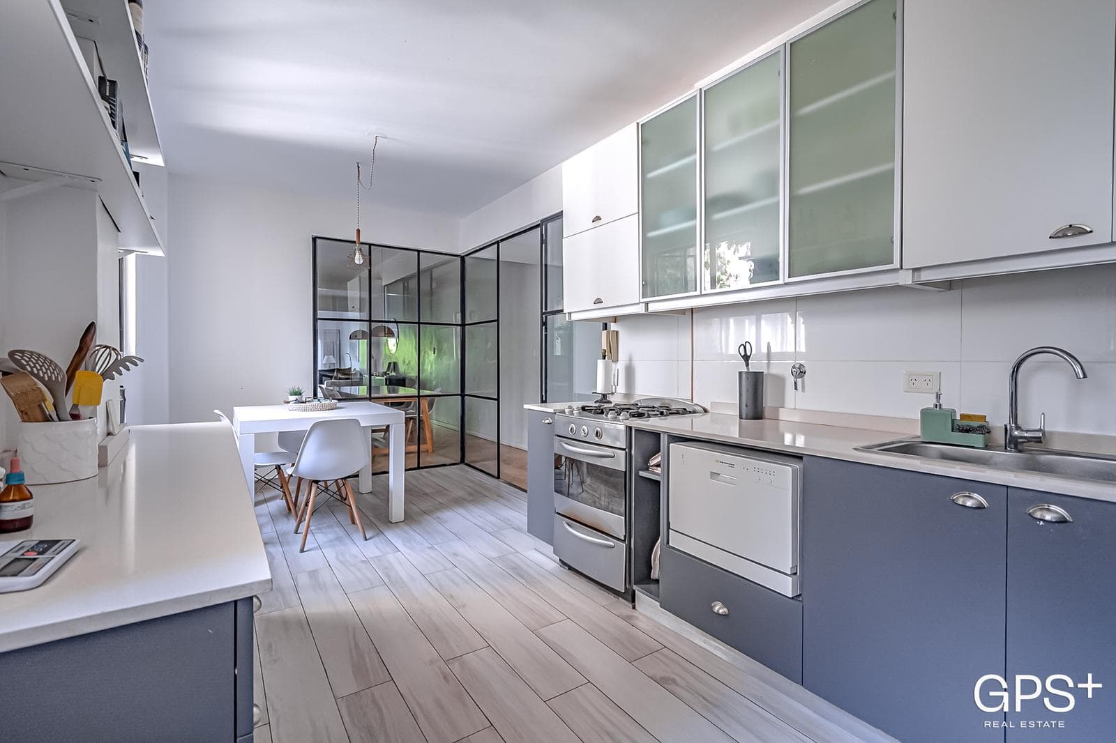 IMPECABLE 5 amb - Hecho a nuevo con balcón y TOTEM en Recoleta