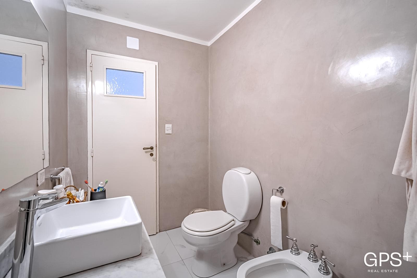 IMPECABLE 5 amb - Hecho a nuevo con balcón y TOTEM en Recoleta