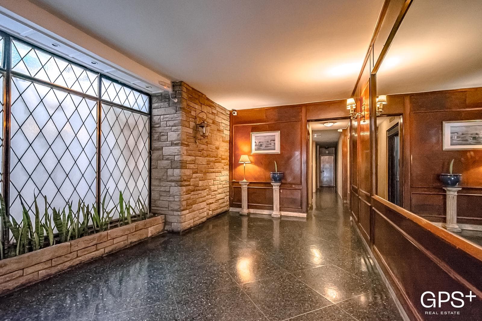 IMPECABLE 5 amb - Hecho a nuevo con balcón y TOTEM en Recoleta
