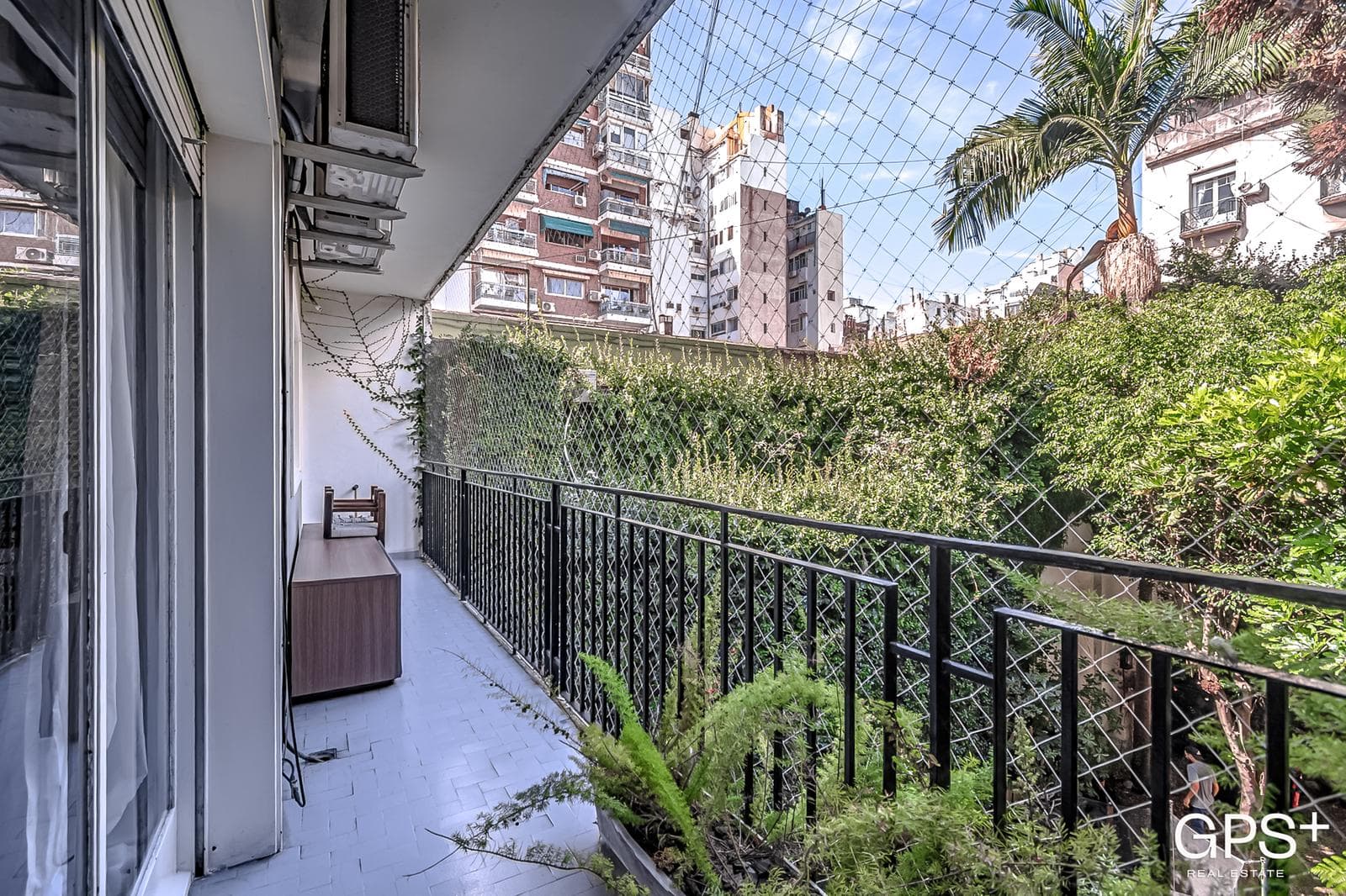 IMPECABLE 5 amb - Hecho a nuevo con balcón y TOTEM en Recoleta