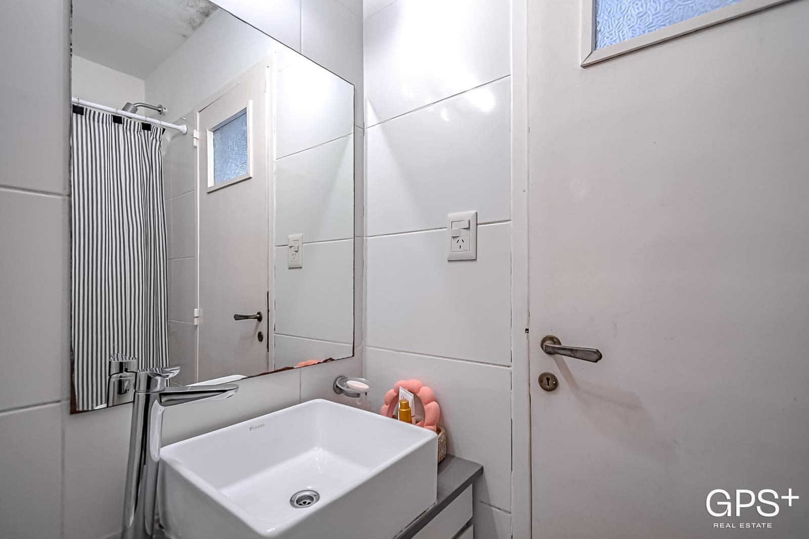IMPECABLE 5 amb - Hecho a nuevo con balcón y TOTEM en Recoleta