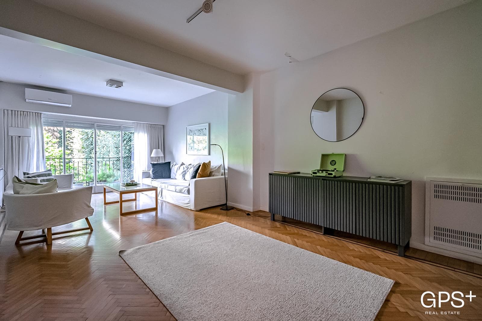 IMPECCABLE 5-bedroom apartment—Renovated to look brand-new with a balcony and TOTEM in Recoleta