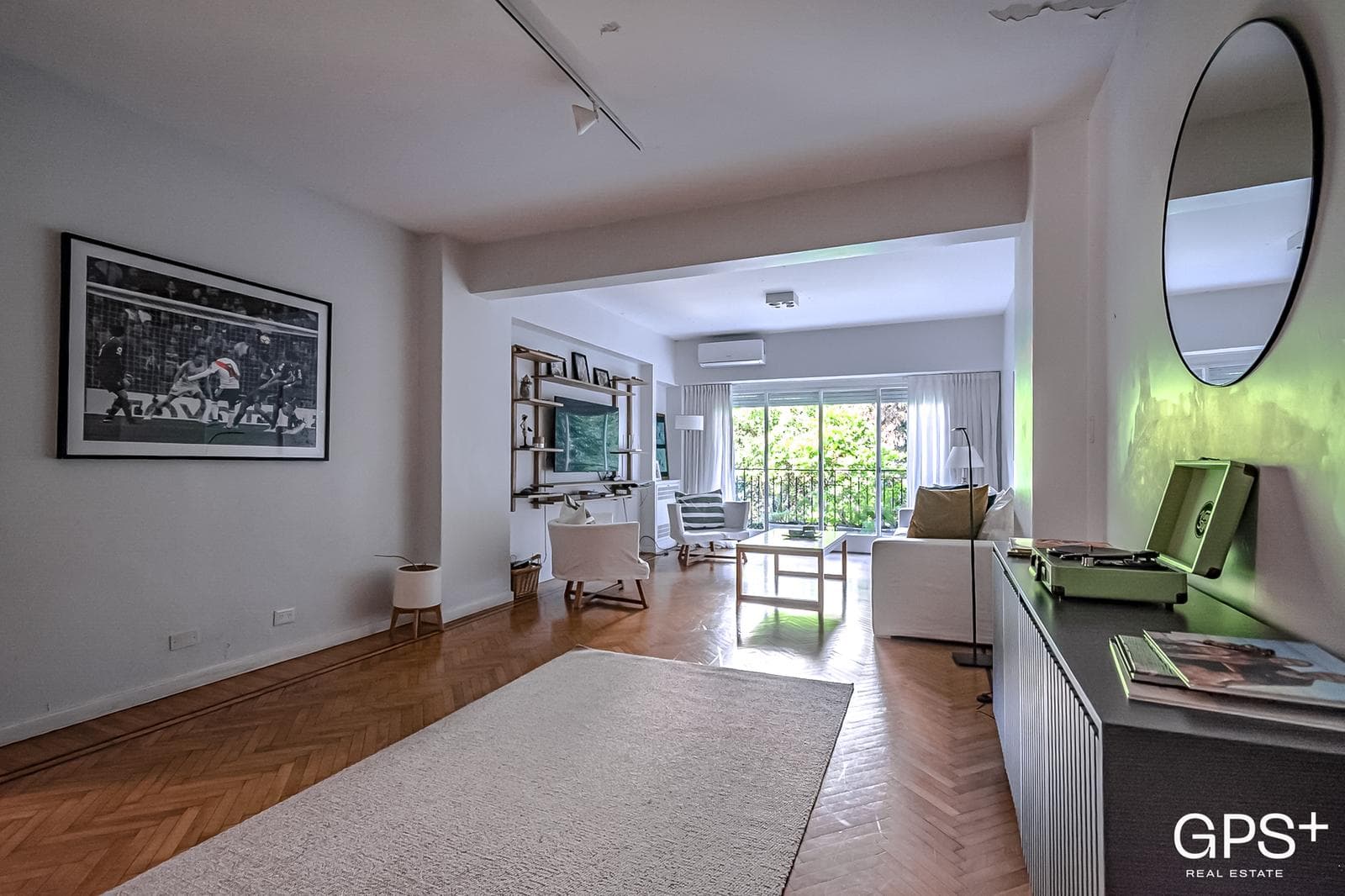 IMPECCABLE 5-bedroom apartment—Renovated to look brand-new with a balcony and TOTEM in Recoleta