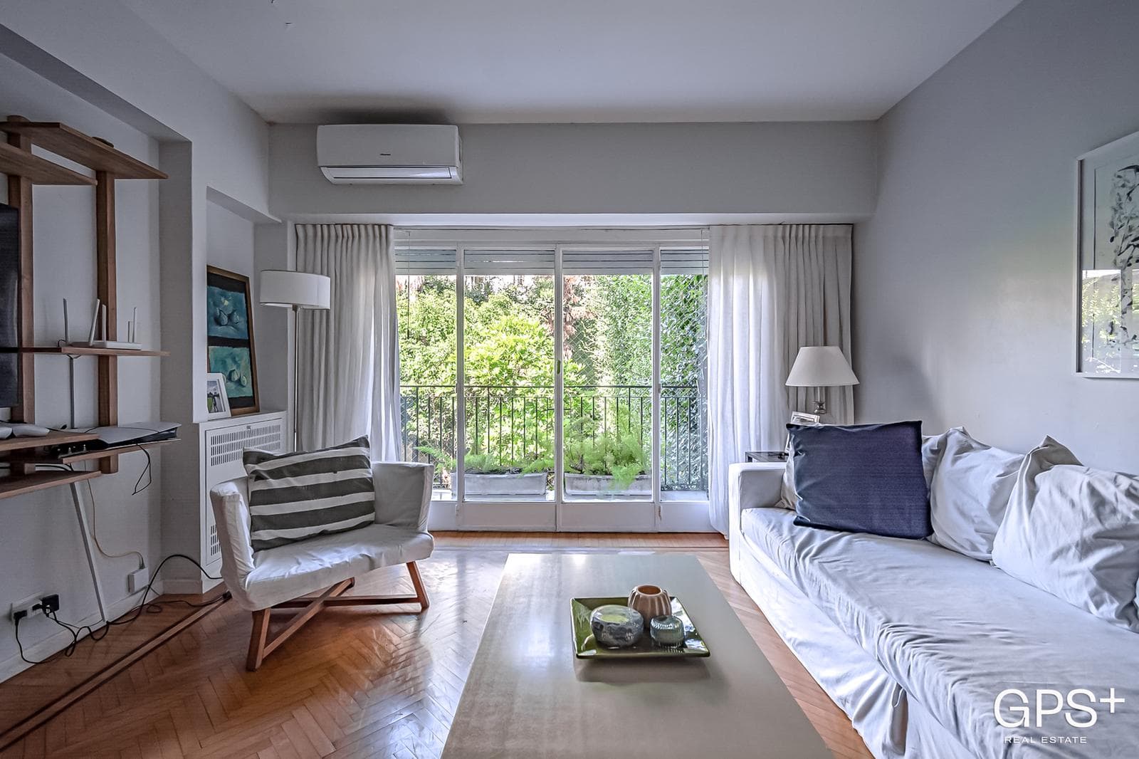 IMPECABLE 5 amb - Hecho a nuevo con balcón y TOTEM en Recoleta