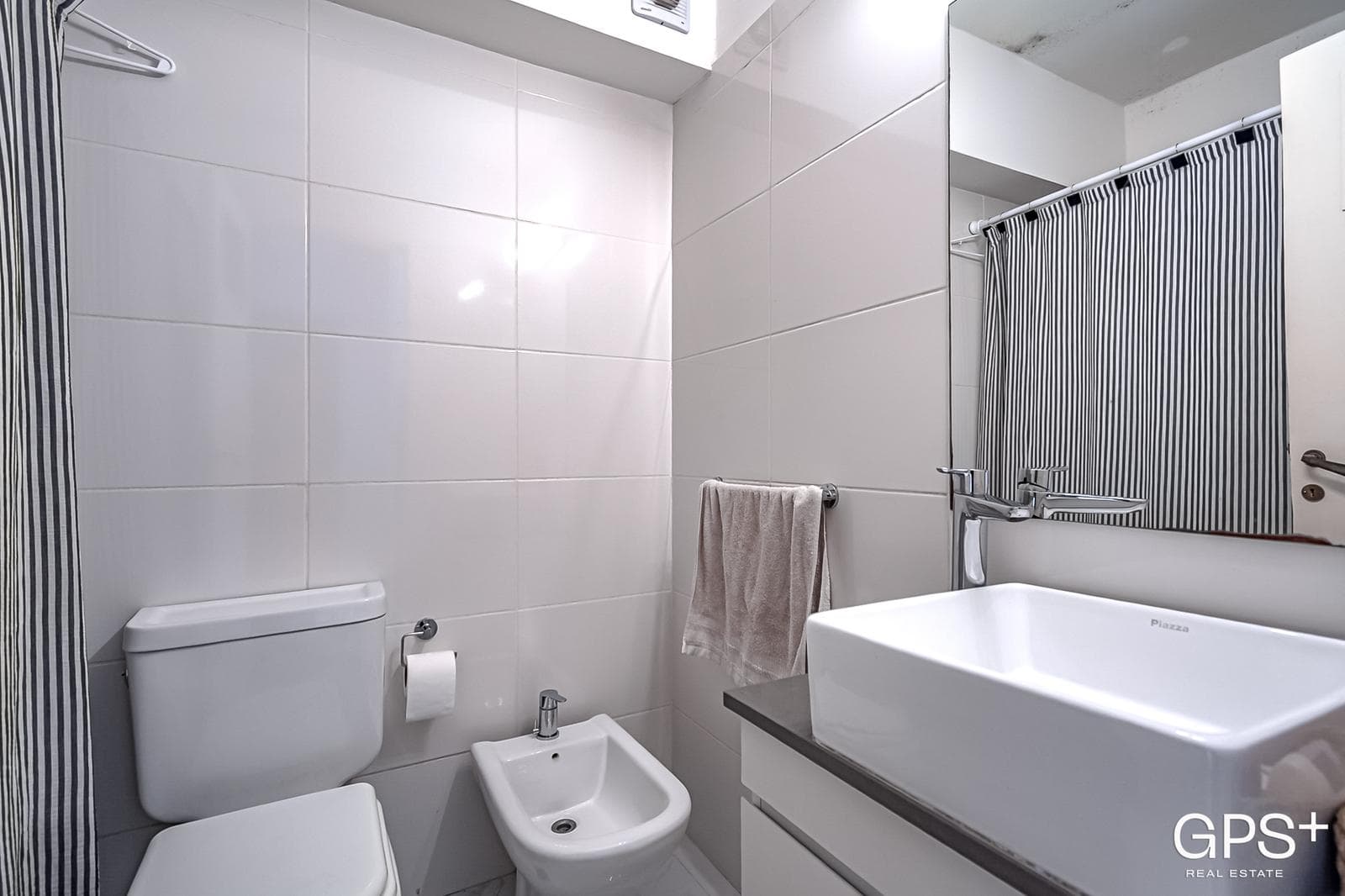 IMPECABLE 5 amb - Hecho a nuevo con balcón y TOTEM en Recoleta