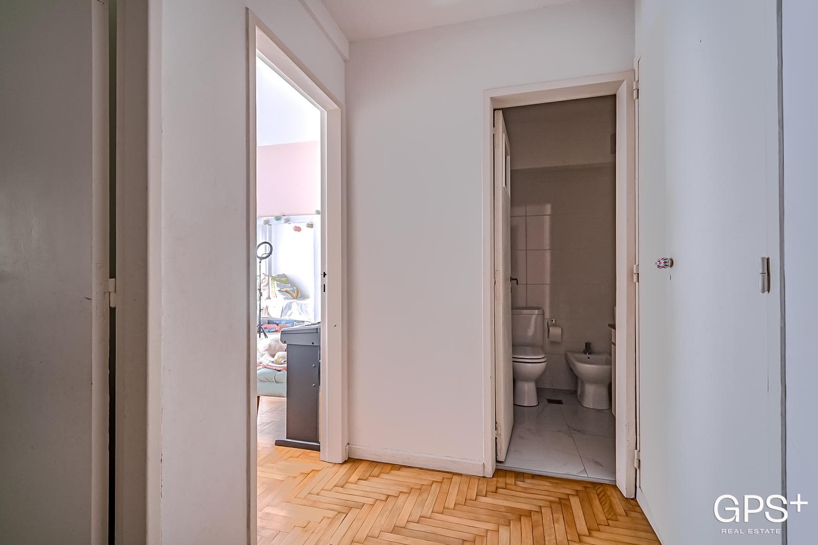 IMPECABLE 5 amb - Hecho a nuevo con balcón y TOTEM en Recoleta
