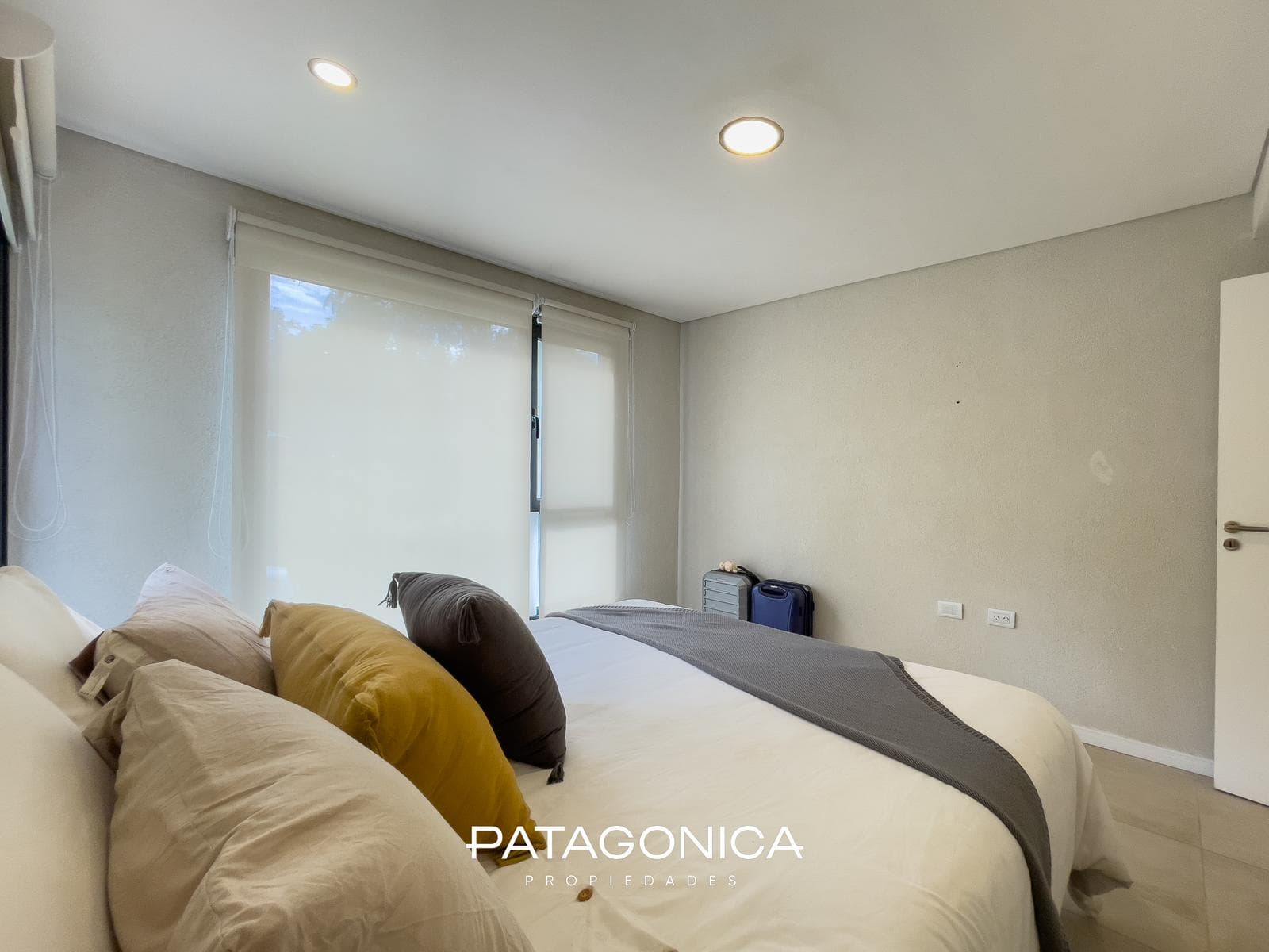 FOR SALE: Duplex-style apartment, 3 rooms + garage. El Mercado neighborhood, Villa la Angostura